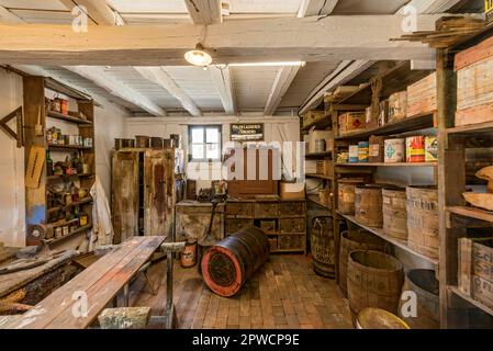 Werkbank, Fässer, Lackeimer, historische Werkstatt, Maler, Varnisher, weißer Bindemittel, Weißwäsche im Stall aus Treisbach, Hessenpark Open-Air Stockfoto