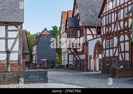 Straße mit historischen Fachwerkhäusern im Hinterhaus von Idstein mit Schieferschindeln, Hessenpark Freilichtmuseum, Neu-Anspach, Taunus Stockfoto