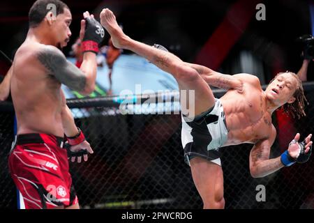 Las Vegas, Nevada, USA. 29. April 2023. (R-L) MARCUS MCGHEE tritt JOURNEY NEWSON in einem Kampf im Catchweight an der UFC Apex für die UFC Fight Night in Las Vegas. McGhee besiegte Newson durch Unterwerfung in der zweiten Wunde. (Kreditbild: © Louis Grasse/PX Imagens via ZUMA Press Wire) NUR REDAKTIONELLE VERWENDUNG! Nicht für den kommerziellen GEBRAUCH! Stockfoto