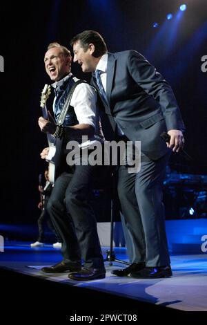 Gary Kemp (links) und Tony Hadley Spandau Ballet, Live-Konzert im Sydney Entertainment Centre Sydney, Australien - 23.04.10 Stockfoto