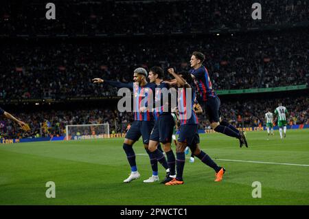 Barcelona, Esp. 29. April 2023. FC BARCELONA gegen REAL BETIS 29. April 2023 Andreas Christensen (15) des FC Barcelona (Mitte) feiert das erste Tor seines Teams mit Ronald Araujo (4) des FC Barcelona (links), Jules Kounde (23) des FC Barcelona und Gavi (30) des FC Barcelona während des Spiels zwischen dem FC Barcelona und Real Betis entsprechend dem zweiunddreißigsten Tag von La Liga Santander im Spotify Camp Nou in Barcelona, Spanien. Kredit: Rosdemora/Alamy Live News Stockfoto