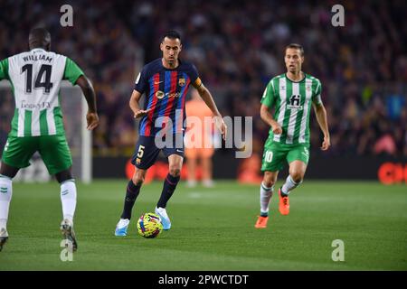 Barcelona, Esp. 29. April 2023. FC BARCELONA gegen REAL BETIS 29. April 2023 Sergio Busquets (5) des FC Barcelona während des Spiels zwischen FC Barcelona und Real Betis, entsprechend dem zweiunddreißigsten Tag von La Liga Santander im Spotify Camp Nou in Barcelona, Spanien. Kredit: Rosdemora/Alamy Live News Stockfoto