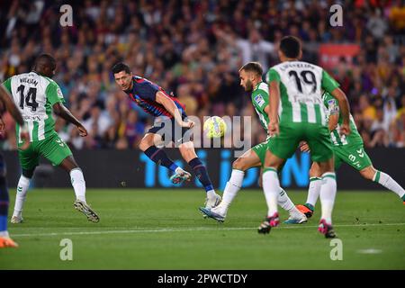 Barcelona, Esp. 29. April 2023. FC BARCELONA gegen REAL BETIS 29. April 2023 Robert Lewandowski (9) des FC Barcelona während des Spiels zwischen FC Barcelona und Real Betis, das dem zweiunddreißigsten Tag von La Liga Santander im Spotify Camp Nou in Barcelona, Spanien entspricht. Kredit: Rosdemora/Alamy Live News Stockfoto