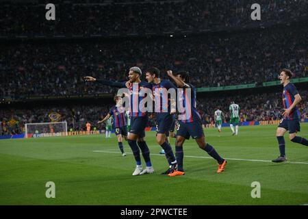 Barcelona, Esp. 29. April 2023. FC BARCELONA gegen REAL BETIS April 29, 2023 Andreas Christensen (15) des FC Barcelona (Mitte) feiert das erste Tor seines Teams mit Ronald Araujo (4) des FC Barcelona (links) und Jules Kounde (23) des FC Barcelona während des Spiels zwischen dem FC Barcelona und Real Betis, entsprechend dem zweiunddreißigsten Tag der Liga Santander im Spotify Camp Nou in Barcelona, Spanien. Kredit: Rosdemora/Alamy Live News Stockfoto
