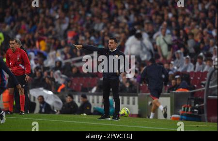 Barcelona, Esp. 29. April 2023. FC BARCELONA gegen REAL BETIS 29. April 2023 Xavi Hernandez Cheftrainer des FC Barcelona während des Spiels zwischen FC Barcelona und Real Betis entsprechend dem zweiunddreißigsten Tag von La Liga Santander im Spotify Camp Nou in Barcelona, Spanien. Kredit: Rosdemora/Alamy Live News Stockfoto