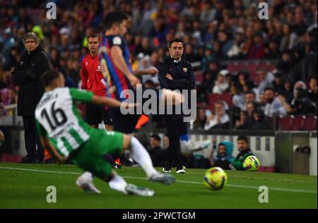 Barcelona, Esp. 29. April 2023. FC BARCELONA gegen REAL BETIS 29. April 2023 Xavi Hernandez Cheftrainer des FC Barcelona während des Spiels zwischen FC Barcelona und Real Betis entsprechend dem zweiunddreißigsten Tag von La Liga Santander im Spotify Camp Nou in Barcelona, Spanien. Kredit: Rosdemora/Alamy Live News Stockfoto