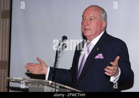 Alan Jones australischer Medienmogul Reg Grundy präsentiert seine Autobiografie im Opernhaus von Sydney. Das Buch umfasst seine 50 Jahre im Radio und Fernsehen und bietet Einblicke hinter die Kulissen von Programmen, die heute als Säulen im australischen Drama stehen, darunter „Häftling Cell Block H“ und „Neighbours“. Sydney, Australien - 27.09.10 Stockfoto