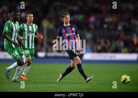 Barcelona, Esp. 29. April 2023. FC BARCELONA gegen REAL BETIS 29. April 2023 Frenkie de Jong (21) des FC Barcelona während des Spiels zwischen dem FC Barcelona und Real Betis, entsprechend dem zweiunddreißigsten Tag von La Liga Santander im Spotify Camp Nou in Barcelona, Spanien. Kredit: Rosdemora/Alamy Live News Stockfoto