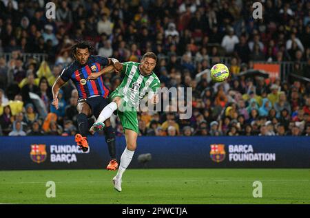 Barcelona, Esp. 29. April 2023. FC BARCELONA gegen REAL BETIS 29. April 2023 Jules Kounde (23) des FC Barcelona (links) wehrt sich mit Joaquín (17) von Real Betis während des Spiels zwischen FC Barcelona und Real Betis, entsprechend dem zweiunddreißigsten Tag von La Liga Santander im Spotify Camp Nou in Barcelona, Spanien. Kredit: Rosdemora/Alamy Live News Stockfoto