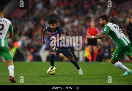 Barcelona, Esp. 29. April 2023. FC BARCELONA gegen REAL BETIS 29. April 2023 Lamine Yamal vom FC Barcelona während des Spiels zwischen FC Barcelona und Real Betis, das dem zweiunddreißig Tag von La Liga Santander im Spotify Camp Nou in Barcelona, Spanien entspricht. Kredit: Rosdemora/Alamy Live News Stockfoto