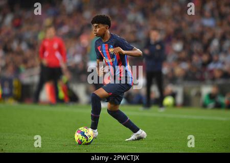 Barcelona, Esp. 29. April 2023. FC BARCELONA gegen REAL BETIS 29. April 2023 Lamine Yamal vom FC Barcelona während des Spiels zwischen FC Barcelona und Real Betis, das dem zweiunddreißig Tag von La Liga Santander im Spotify Camp Nou in Barcelona, Spanien entspricht. Kredit: Rosdemora/Alamy Live News Stockfoto