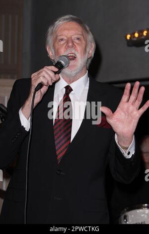 Barry Crocker, australischer Medienmogul Reg Grundy, startet seine Autobiografie im Opernhaus von Sydney. Das Buch umfasst seine 50 Jahre im Radio und Fernsehen und bietet Einblicke hinter die Kulissen von Programmen, die heute als Säulen im australischen Drama stehen, darunter „Häftling Cell Block H“ und „Neighbours“. Sydney, Australien - 27.09.10 Stockfoto