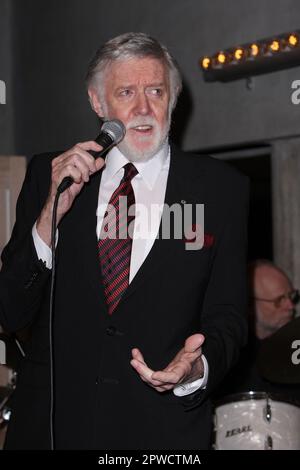 Barry Crocker, australischer Medienmogul Reg Grundy, startet seine Autobiografie im Opernhaus von Sydney. Das Buch umfasst seine 50 Jahre im Radio und Fernsehen und bietet Einblicke hinter die Kulissen von Programmen, die heute als Säulen im australischen Drama stehen, darunter „Häftling Cell Block H“ und „Neighbours“. Sydney, Australien - 27.09.10 Stockfoto