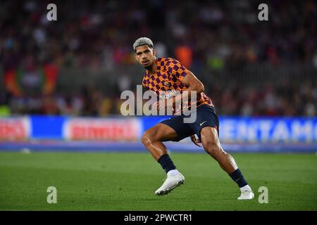 Barcelona, Esp. 29. April 2023. FC BARCELONA gegen REAL BETIS 29. April 2023 Ronald Araujo (4) des FC Barcelona vor dem Spiel zwischen FC Barcelona und Real Betis, das dem zweiunddreißigsten Tag von La Liga Santander im Spotify Camp Nou in Barcelona, Spanien entspricht. Kredit: Rosdemora/Alamy Live News Stockfoto