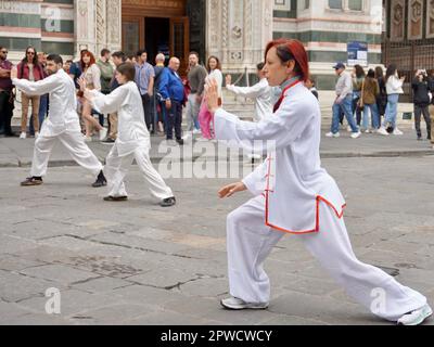 Florenz, Italien. 29. April 2023. Tai-Chi-Fans führen am 29. April in Florenz, Italien, vor Santa Maria del Fiore, der berühmten Kathedrale von Florenz, eine Reihe von Tai-Chi-Zügen auf. 2023. ZUM Thema „Feature: Enthusiasmus for Tai Chi blüht in italienischer Stadt“. Credit: HE Fei/Xinhua/Alamy Live News Stockfoto