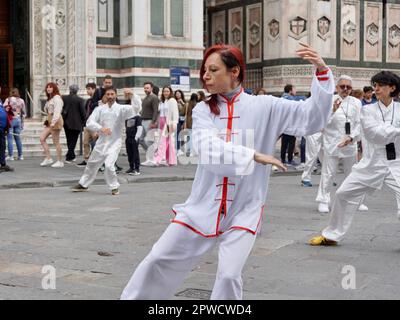 Florenz, Italien. 29. April 2023. Tai-Chi-Fans führen am 29. April in Florenz, Italien, vor Santa Maria del Fiore, der berühmten Kathedrale von Florenz, eine Reihe von Tai-Chi-Zügen auf. 2023. ZUM Thema „Feature: Enthusiasmus for Tai Chi blüht in italienischer Stadt“. Credit: HE Fei/Xinhua/Alamy Live News Stockfoto