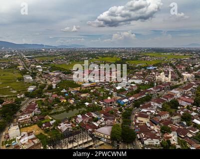 Luftaufnahme der Stadt Banda Aceh mit Wohngebieten und Häusern. Sumatra, Indonesien. Stockfoto