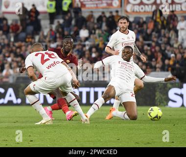 Rom, Italien. 29. April 2023. Tammy Abraham von Rom (2. l) erzielt sein Tor während eines Fußballspiels der Serie A zwischen Roma und dem AC Mailand am 29. April 2023 in Rom, Italien. Kredit: Augusto Casasoli/Xinhua/Alamy Live News Stockfoto