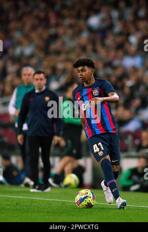 Barcelona, Spanien. 29. April 2023. Der Lamine Yamal von Barcelona tritt am 29. April 2023 beim spanischen Fußballspiel La Liga zwischen dem FC Barcelona und Real Betis in Barcelona, Spanien, an. Kredit: Str/Xinhua/Alamy Live News Stockfoto