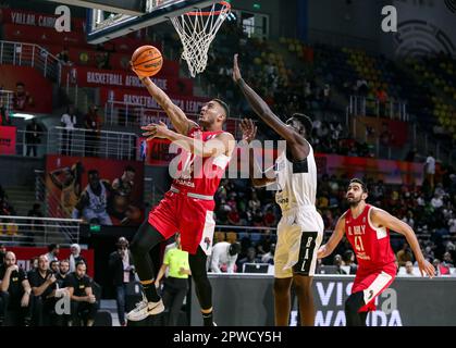 Kairo, Ägypten. 29. April 2023. AMR Zahran (L) vom Al Ahly Sporting Club spielt während der Endperiode 4 ein Spiel zwischen Al Ahly Sporting Club of Egypt und City Oilers of Uganda auf der 2023 Basketball Africa League (BAL) in Kairo, Ägypten, am 29. April 2023. Kredit: Ahmed Gomaa/Xinhua/Alamy Live News Stockfoto