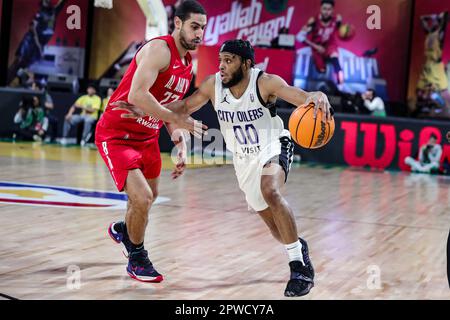 Kairo, Ägypten. 29. April 2023. James Justice Jr. (R) von City Oilers tritt im letzten Spielzeitraum 4 zwischen dem Al Ahly Sporting Club of Egypt und City Oilers of Uganda bei der 2023 Basketball Africa League (BAL) in Kairo, Ägypten, am 29. April 2023 an. Kredit: Ahmed Gomaa/Xinhua/Alamy Live News Stockfoto