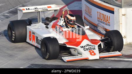 Long Beach, CA - 15. April 2023: Der M30 McLaren beim Long Beach Grand Prix, gefahren von Alain Prost in der Saison 1980 F1. Stockfoto