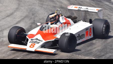 Long Beach, CA - 15. April 2023: Der M30 McLaren beim Long Beach Grand Prix, gefahren von Alain Prost in der Saison 1980 F1. Stockfoto