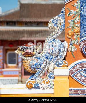 Ziergegenstände, ein mythologischer Affe, verziert mit Porzellanstücken, im Van Mieu Tempel in Hoi an, Provinz Quang Nam, Vietnam. Die Altstadt Stockfoto