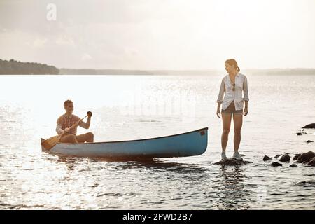 Tage wie diese waren für eine Kanufahrt gedacht. Ein junges Paar, das eine Kanufahrt auf dem See macht. Stockfoto