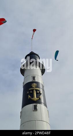 Der Faro de la Marina in Lima, Peru, ist ein historischer Leuchtturm, der 1900 erbaut wurde und einen atemberaubenden Blick auf den Pazifischen Ozean und die Stadt bietet. Stockfoto