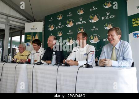 Von rechts: Barry Hanstrum vom Australian Bureau of Meteorology, Graeme Taylor (Navigator von Skandia Wild Thing), Matt Allen (Skipper von Ichi Ban), will Oxley (Navigator von Yendys) und Lindsay May (Navigator von Swan Song). Eine Medienkonferenz, in der die Wettervorhersage für das Jachtrennen Sydney-Hobart ausführlich erläutert wird. Die Überquerung der Bass-Straße zwischen dem australischen Festland und Tasmanien gilt als einer der schwierigsten Golfplätze der Welt, wie die Ereignisse des Rennens 1998 zeigen, in dem fünf Boote sank und sechs Matrosen ertranken. Von den 115 Booten, die das Rennen begannen Stockfoto