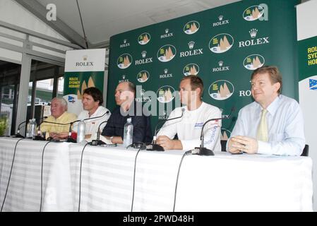 Von rechts: Barry Hanstrum vom Australian Bureau of Meteorology, Graeme Taylor (Navigator von Skandia Wild Thing), Matt Allen (Skipper von Ichi Ban), will Oxley (Navigator von Yendys) und Lindsay May (Navigator von Swan Song). Eine Medienkonferenz, in der die Wettervorhersage für das Jachtrennen Sydney-Hobart ausführlich erläutert wird. Die Überquerung der Bass-Straße zwischen dem australischen Festland und Tasmanien gilt als einer der schwierigsten Golfplätze der Welt, wie die Ereignisse des Rennens 1998 zeigen, in dem fünf Boote sank und sechs Matrosen ertranken. Von den 115 Booten, die das Rennen begannen Stockfoto