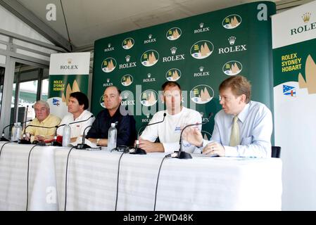 Von rechts: Barry Hanstrum vom Australian Bureau of Meteorology, Graeme Taylor (Navigator von Skandia Wild Thing), Matt Allen (Skipper von Ichi Ban), will Oxley (Navigator von Yendys) und Lindsay May (Navigator von Swan Song). Eine Medienkonferenz, in der die Wettervorhersage für das Jachtrennen Sydney-Hobart ausführlich erläutert wird. Die Überquerung der Bass-Straße zwischen dem australischen Festland und Tasmanien gilt als einer der schwierigsten Golfplätze der Welt, wie die Ereignisse des Rennens 1998 zeigen, in dem fünf Boote sank und sechs Matrosen ertranken. Von den 115 Booten, die das Rennen begannen Stockfoto