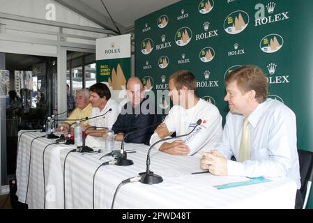 Von rechts: Barry Hanstrum vom Australian Bureau of Meteorology, Graeme Taylor (Navigator von Skandia Wild Thing), Matt Allen (Skipper von Ichi Ban), will Oxley (Navigator von Yendys) und Lindsay May (Navigator von Swan Song). Eine Medienkonferenz, in der die Wettervorhersage für das Jachtrennen Sydney-Hobart ausführlich erläutert wird. Die Überquerung der Bass-Straße zwischen dem australischen Festland und Tasmanien gilt als einer der schwierigsten Golfplätze der Welt, wie die Ereignisse des Rennens 1998 zeigen, in dem fünf Boote sank und sechs Matrosen ertranken. Von den 115 Booten, die das Rennen begannen Stockfoto