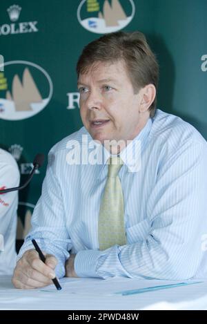 Barry Hanstrum vom Australischen Büro für Meteorologie. Eine Medienkonferenz, in der die Wettervorhersage für das Jachtrennen Sydney-Hobart ausführlich erläutert wird. Die Überquerung der Bass-Straße zwischen dem australischen Festland und Tasmanien gilt als einer der schwierigsten Golfplätze der Welt, wie die Ereignisse des Rennens 1998 zeigen, in dem fünf Boote sank und sechs Matrosen ertranken. Von den 115 Booten, die das Rennen in diesem Jahr begannen, schafften es nur 44 nach Hobart. Die jährliche Veranstaltung beginnt am zweiten Weihnachtsfeiertag, dem 26. Dezember, und zieht internationale Segelbesatzungen und Maxi-Yachten sowie an Stockfoto