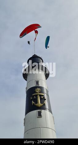 Der Faro de la Marina in Lima, Peru, ist ein historischer Leuchtturm, der 1900 erbaut wurde und einen atemberaubenden Blick auf den Pazifischen Ozean und die Stadt bietet. Stockfoto