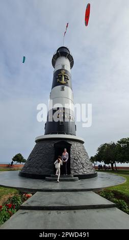 Der Faro de la Marina in Lima, Peru, ist ein historischer Leuchtturm, der 1900 erbaut wurde und einen atemberaubenden Blick auf den Pazifischen Ozean und die Stadt bietet. Stockfoto