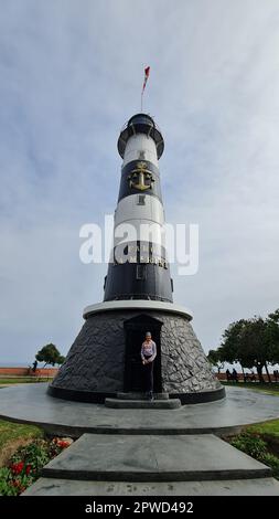 Der Faro de la Marina in Lima, Peru, ist ein historischer Leuchtturm, der 1900 erbaut wurde und einen atemberaubenden Blick auf den Pazifischen Ozean und die Stadt bietet. Stockfoto