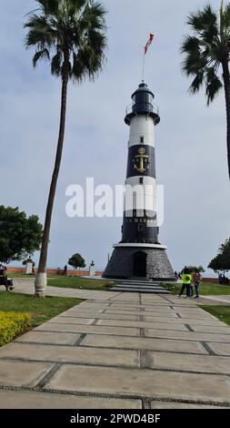 Der Faro de la Marina in Lima, Peru, ist ein historischer Leuchtturm, der 1900 erbaut wurde und einen atemberaubenden Blick auf den Pazifischen Ozean und die Stadt bietet. Stockfoto