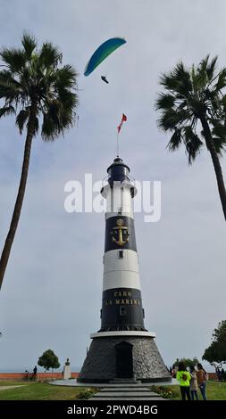 Der Faro de la Marina in Lima, Peru, ist ein historischer Leuchtturm, der 1900 erbaut wurde und einen atemberaubenden Blick auf den Pazifischen Ozean und die Stadt bietet. Stockfoto