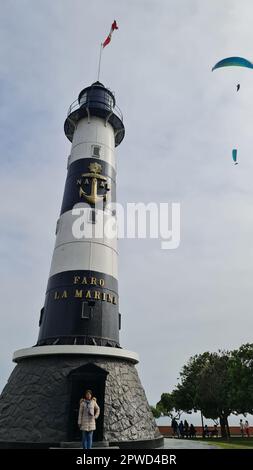 Der Faro de la Marina in Lima, Peru, ist ein historischer Leuchtturm, der 1900 erbaut wurde und einen atemberaubenden Blick auf den Pazifischen Ozean und die Stadt bietet. Stockfoto