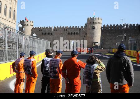 Baku, Aserbaidschan. 28. April 2023. BAKU, ASERBAIDSCHAN, 28. April 2023; Track Marshals ASERBAIDSCHAN Formel 1 Grand Prix, F1 in BAKU, Straßenkurs. FIA-Weltmeisterschaft Formula1 am 28. April. 2023 – gebührenpflichtiges Bild, Copyright © Christian BAUDAT/ATPimages (BAUDAT Christian/ATP/SPP) Guthaben: SPP Sport Press Photo. Alamy Live News Stockfoto