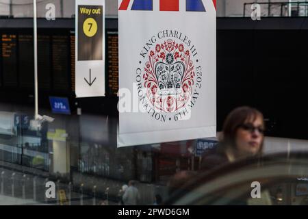 London, Großbritannien. 29. April 2023. Die Flagge zur Feier der bevorstehenden Krönung von König Karl III. Von Britainís wird am 30. April 2023 vor der Krönung des Königs am 6. Mai an einem Bahnhof in London, Großbritannien, gesehen. Kredit: SOPA Images Limited/Alamy Live News Stockfoto