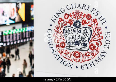 London, Großbritannien. 29. April 2023. Die Flagge zur Feier der bevorstehenden Krönung von König Karl III. Von Britainís wird am 30. April 2023 an einem Bahnhof in London, Großbritannien, vor der Krönung des Königs am 6. Mai gesehen. Kredit: SOPA Images Limited/Alamy Live News Stockfoto
