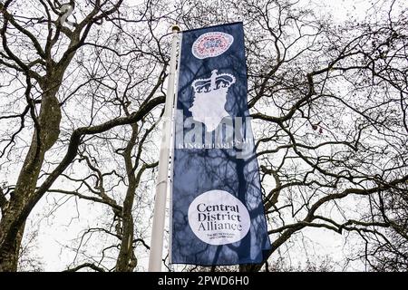 London, Großbritannien. 12. April 2023. Ein Blick auf eine Flagge von König Karls III. Krönung am Russell Square vor seiner Krönung in London, Großbritannien, 30. April 2023. Die britische Kingís-Krönung findet am 6. Mai statt. Kredit: SOPA Images Limited/Alamy Live News Stockfoto