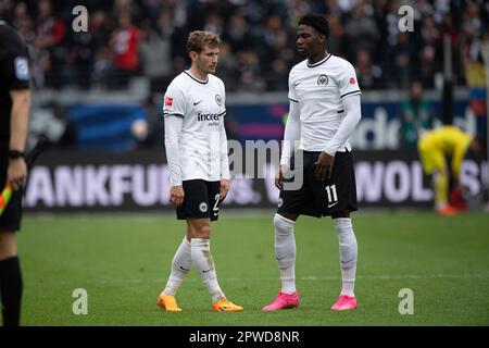 Christopher LENZ (F) und Faride ALIDOU (F) nach der letzten Pfeife, enttäuscht, enttäuscht, Enttäuschung, Enttäuschung Fußball 1. Bundesliga, 30. Spieltag, Eintracht Frankfurt (F) - FC Augsburg (A) 1: 1 am 29. April 2023 im Deutsche Bank Park in Frankfurt/Deutschland. #DFL-Vorschriften verbieten die Verwendung von Fotografien als Bildsequenzen und/oder quasi-Video # Stockfoto