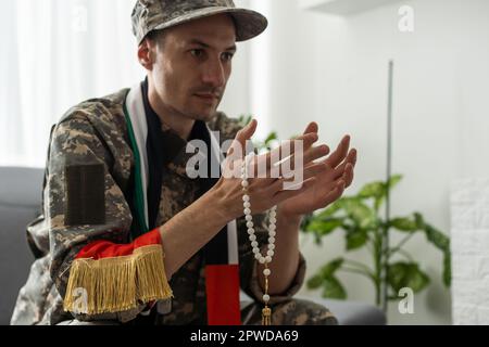 Soldat aus den Vereinigten Arabischen Emiraten mit Gebetsperlen Stockfoto