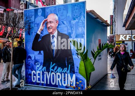 Die Menschen Wurden Neben Dem Poster Von Kemal K?l?Daro?lu, Präsident ...