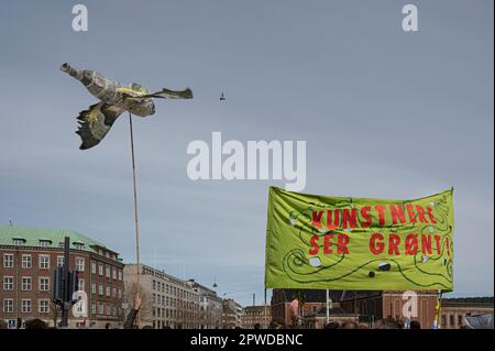 Kopenhagen, Dänemark, 28. April 20223. Ein großes Modell einer Biene gegen den Himmel bei der Demonstration der Rebellion vor Christiansborg F. Stockfoto