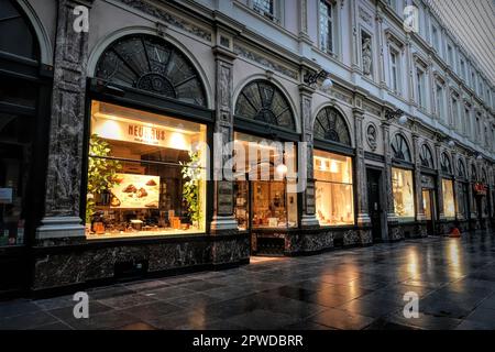 Brüssel; Brabant, Belgien 04 27 2023 Weitwinkelaufnahme im belgischen Neuhaus-Schokoladengeschäft in der Galerie der Königin im Stadtzentrum von Brüssel Stockfoto